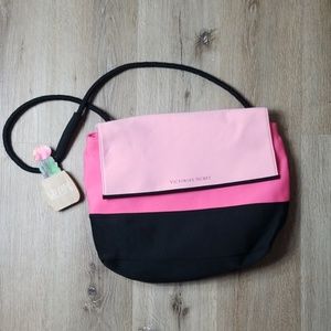 🌻Victoria's secret cooler zipped with Handle